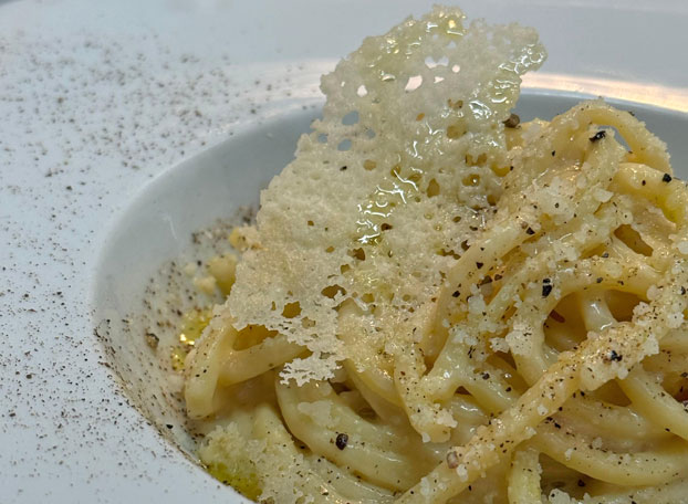 Cacio e pepe con cialda di formaggio - La Taverna della Rocca, Tivoli