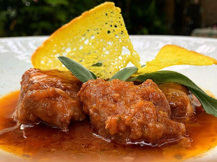Carne in umido con cialda croccante - La Taverna della Rocca, Tivoli