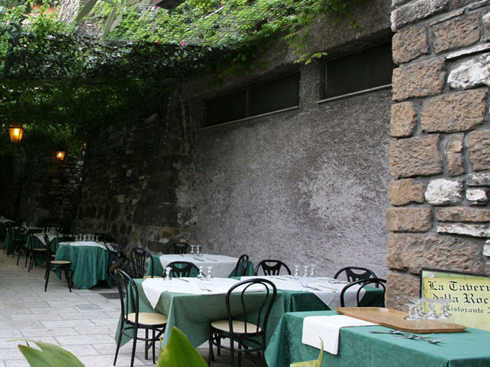 Giardino con pareti in pietra - La Taverna della Rocca, Tivoli