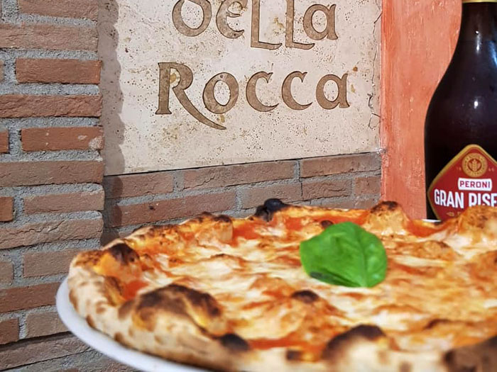 Pizza margherita con basilico - La Taverna della Rocca, Tivoli