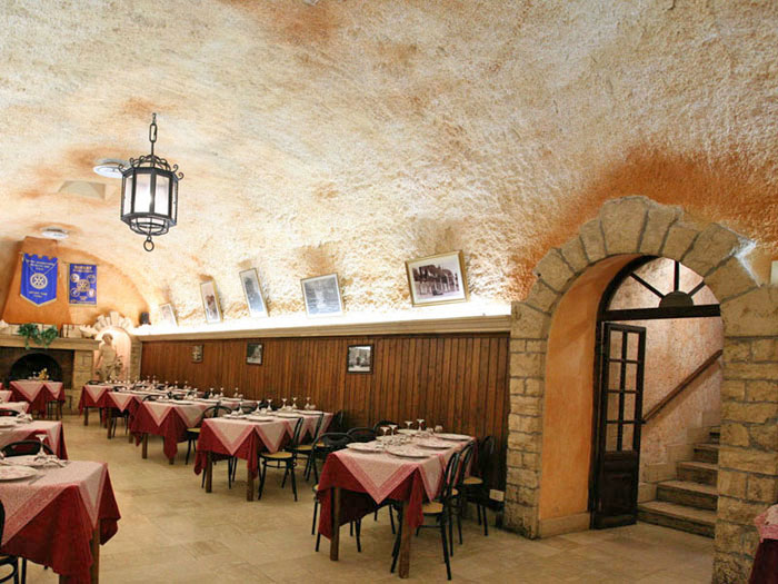 Sala con arco in pietra - La Taverna della Rocca, Tivoli