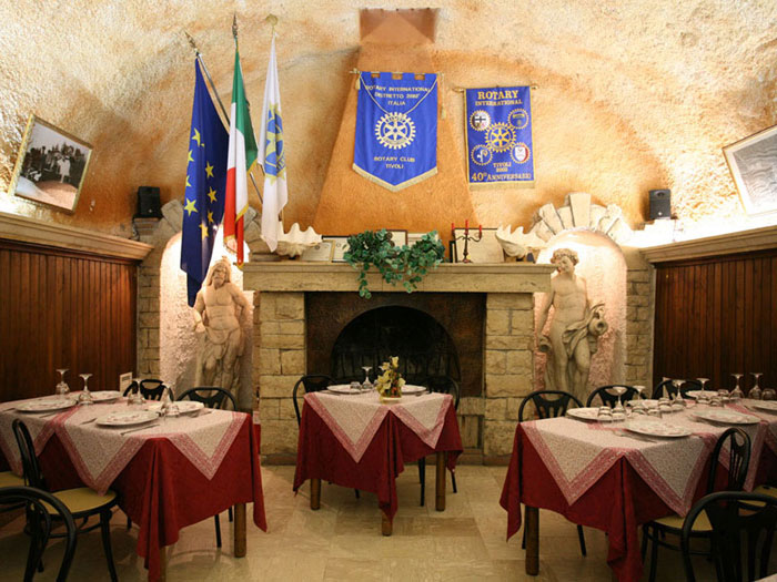 Sala con camino e bandiere - La Taverna della Rocca, Tivoli