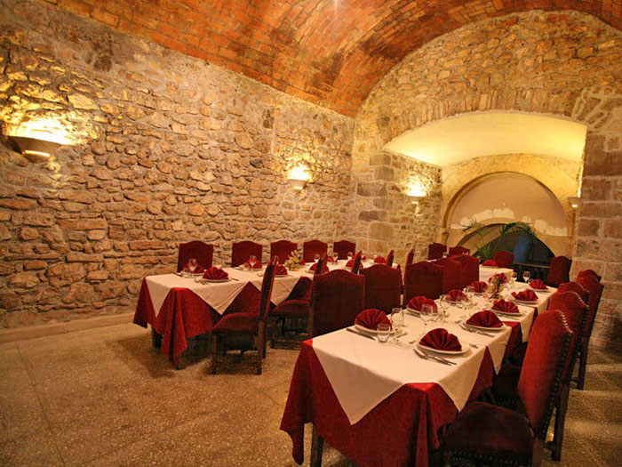 Sala con pareti in pietra - La Taverna della Rocca, Tivoli