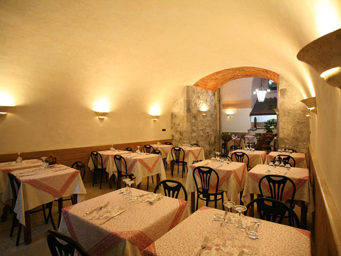 Saletta con tavoli apparecchiati - La Taverna della Rocca, Tivoli