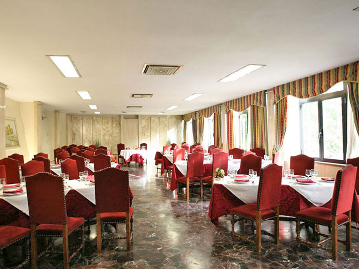 Salone con finestre e sedie rosse - La Taverna della Rocca, Tivoli