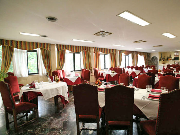 Tavoli del salone vicino alle finestre - La Taverna della Rocca, Tivoli