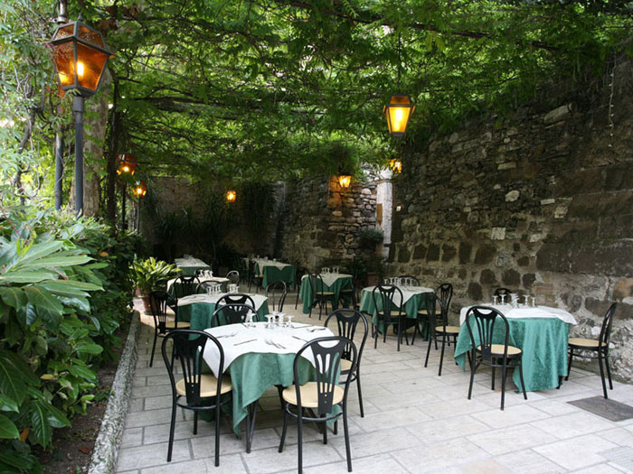 Tavoli nel giardino sotto il pergolato - La Taverna della Rocca, Tivoli