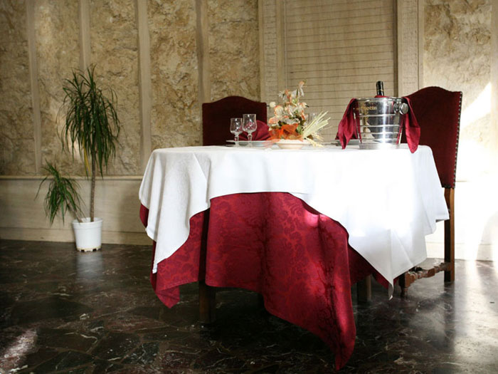 Tavolo apparecchiato con tovaglia rossa - La Taverna della Rocca, Tivoli