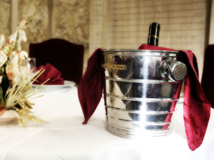 Vino al tavolo nel secchiello - La Taverna della Rocca, Tivoli