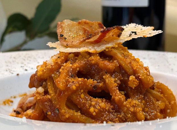 Pasta al sugo con guanciale croccante - La Taverna della Rocca, Tivoli