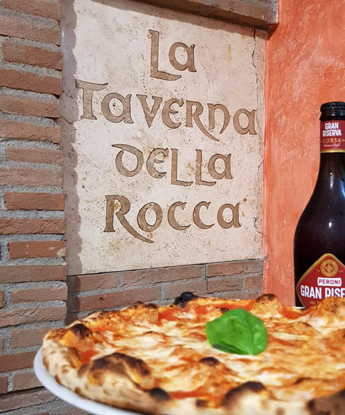 Pizza margherita con basilico - La Taverna della Rocca, Tivoli