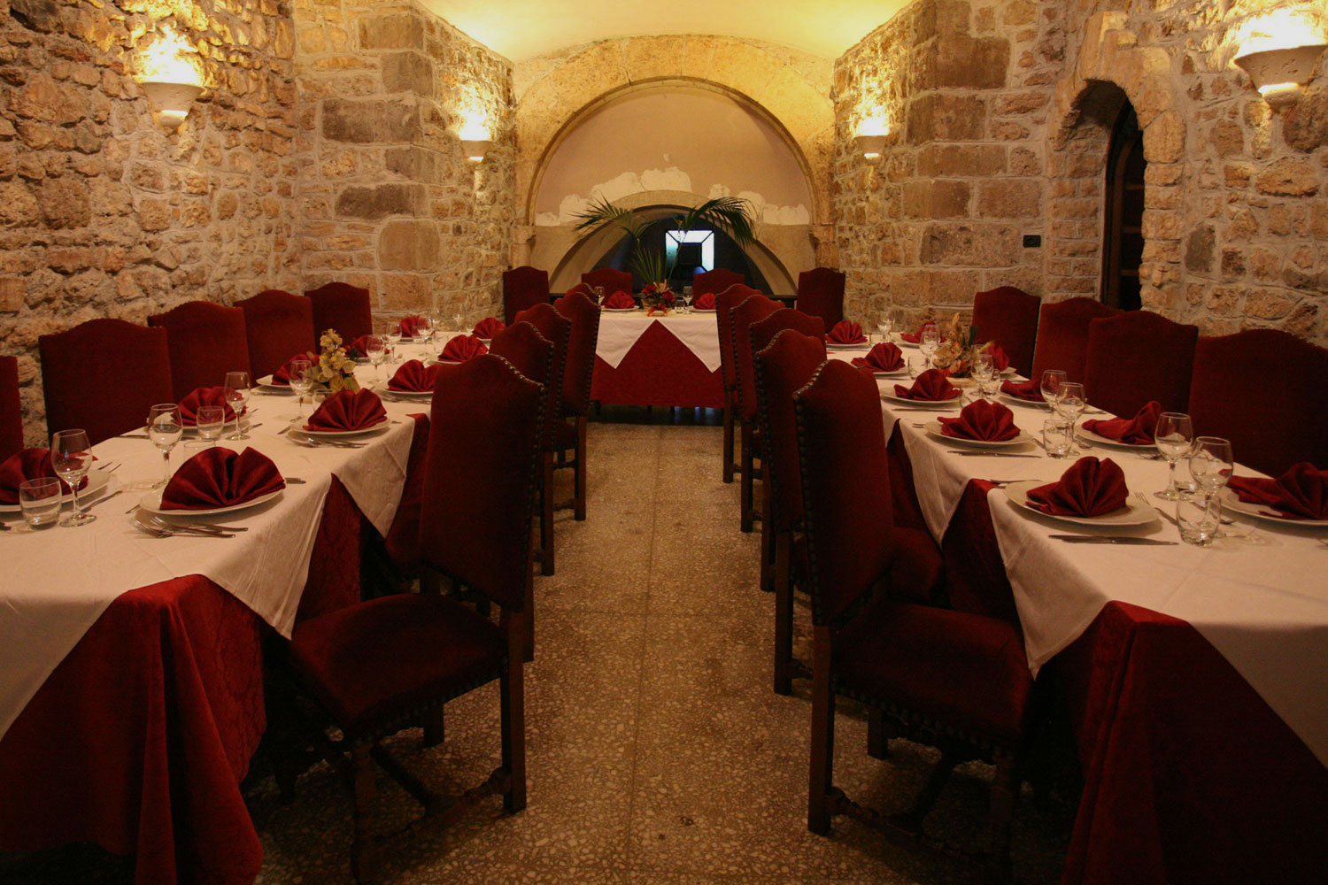 Sala con pareti in pietra - La Taverna della Rocca, Tivoli